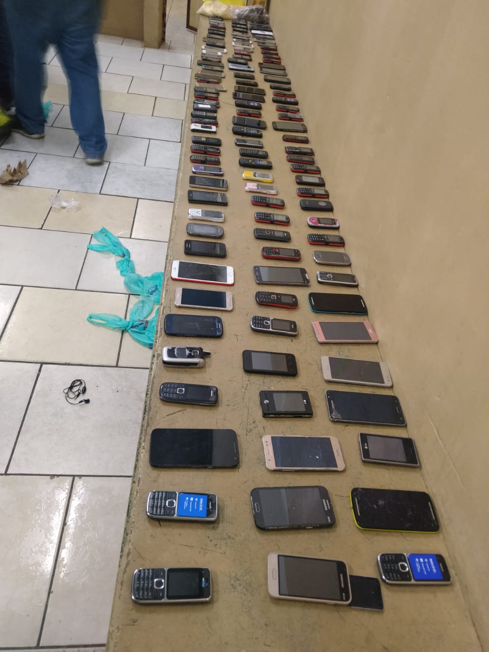 Dezenas de celulares apreendidos no CPP de Campinas